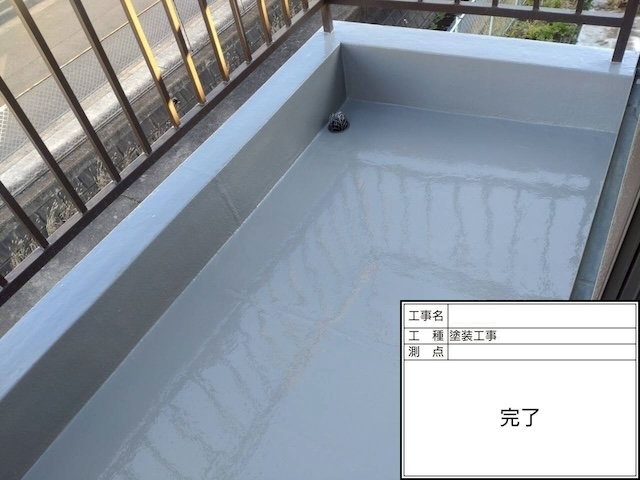 高槻市守田邸 ベランダ防水工事完了（排水溝・ドレン周辺）。雨漏りの原因になりやすい端部もしっかりと防水処理を施しています。